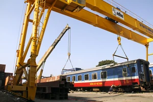 Cần cẩu di chuyển toa tàu hàng chục tấn sau sự cố sập cầu Ghềnh